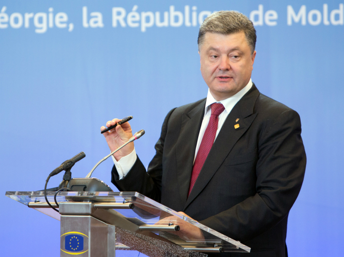Порошенко поменял ручку на страну