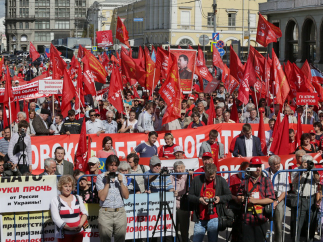 Достойную жизнь человеку труда! За мирное небо над головой!
