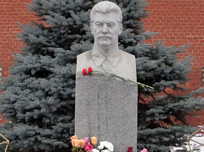 Возложение цветов и венков к могиле И.В.Сталина
